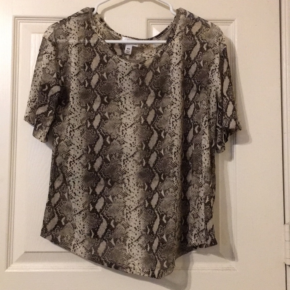 Snake design light tee!